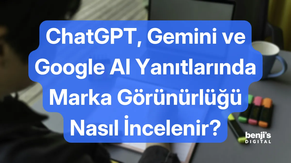 Yapay zeka yanıtlarında marka görünürlüğü nasıl incelenir kapak görseli, dizüstü bilgisayarın yanında not defterine yazı yazan bir kişi
