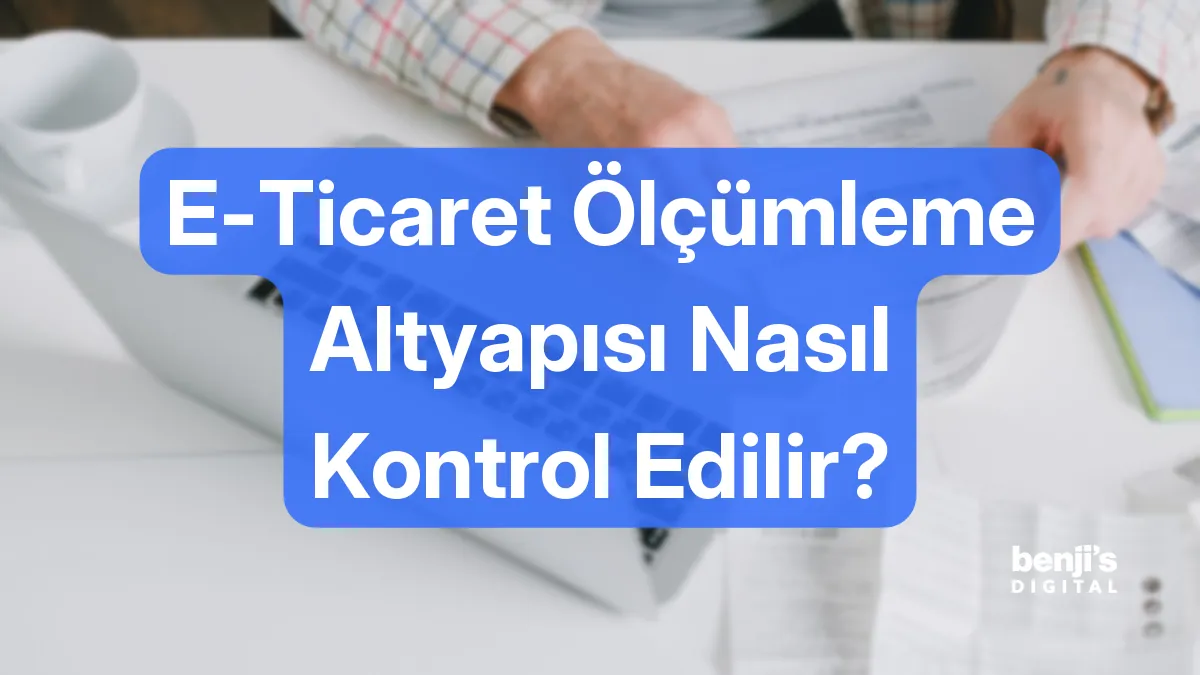 E-ticaret ölçümleme altyapısı kontrolü kapak görseli, dizüstü bilgisayar başında fişleri inceleyen bir kişi