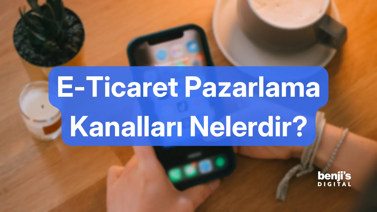 E-ticaret pazarlama kanalları nelerdir kapak görseli, masada kahve fincanının yanında akıllı telefon kullanan bir kişi