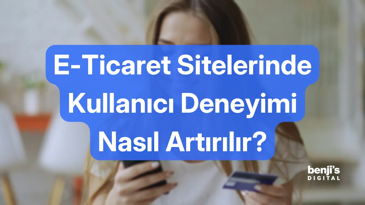 E-ticaret sitelerinde kullanıcı deneyimi nasıl artırılır kapak görseli, elinde telefon ve banka kartıyla alışveriş yapan bir kadın