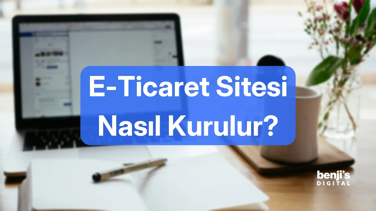 E-ticaret sitesi nasıl kurulur kapak görseli, masada açık dizüstü bilgisayar, defter ve kahve fincanı