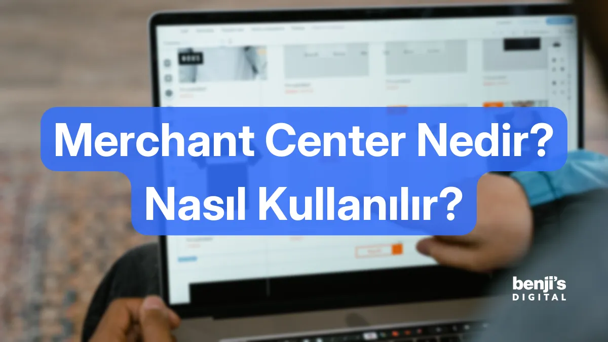 Merchant Center nedir nasıl kullanılır kapak görseli, dizüstü bilgisayarda ürün kataloğu üzerinde çalışan bir kişi